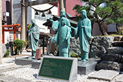お市の方と娘たち（左から茶々、江、初）の銅像